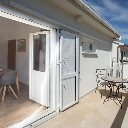 Situs Katarina Τρογκίρ